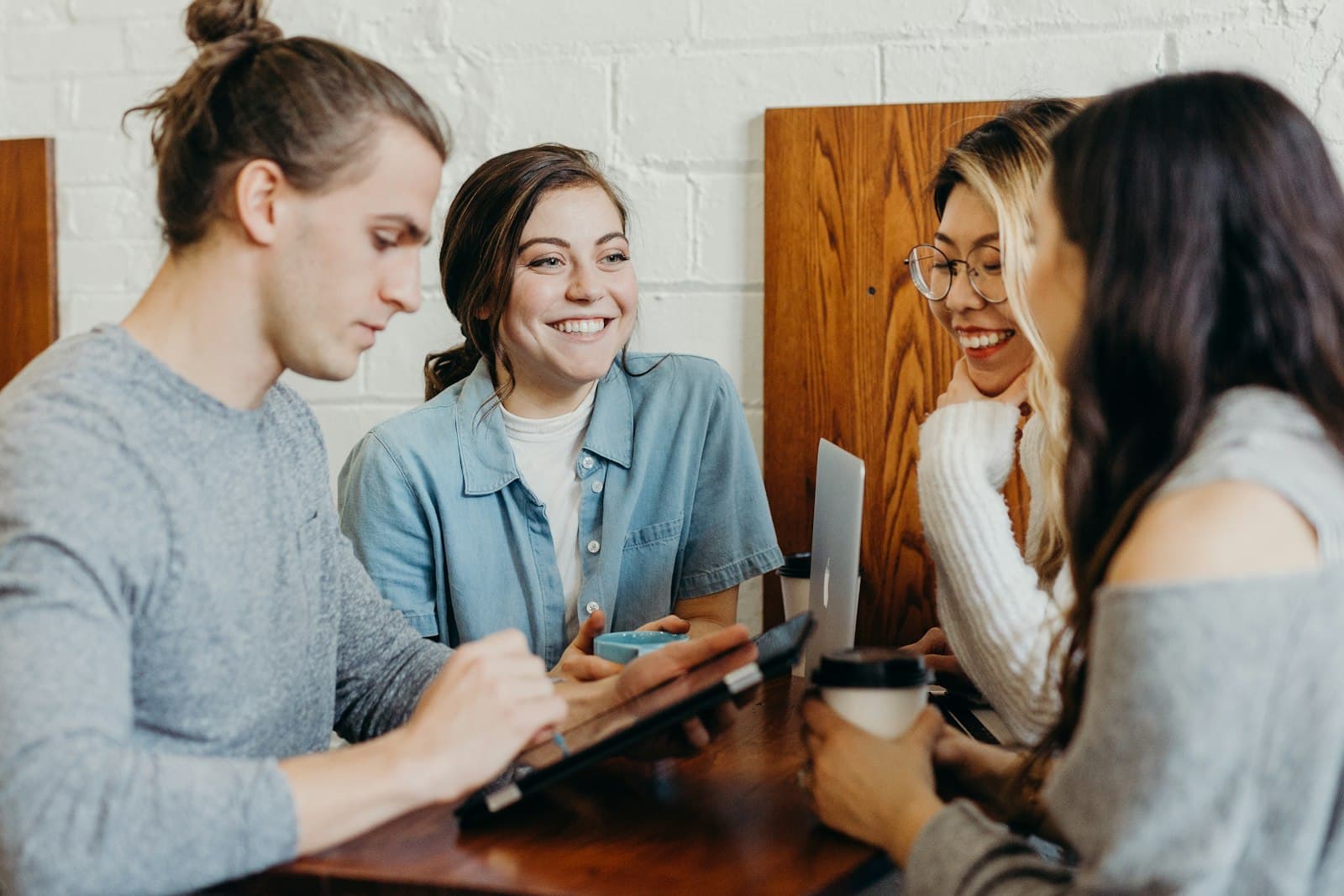 Women entrepreneurs talking around a table