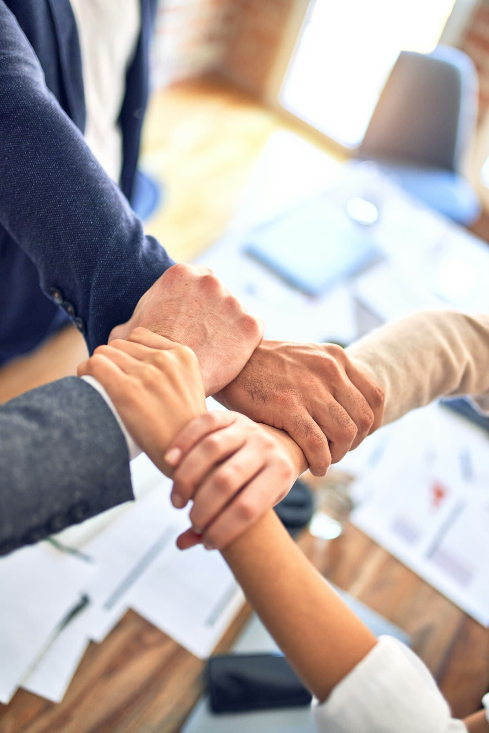 Des mains unies en signe de solidarité